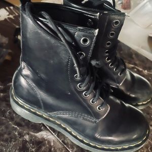 BOOTS for my lady steppas💃🏼 (off black /kind of purple tbh